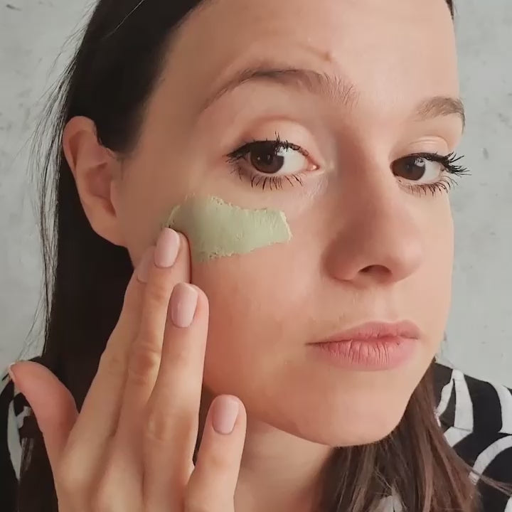  Učitaj video: &lt;ol&gt;&lt;li&gt;Nanesite masku ravnomjerno na čistu kožu lica, vrata, dekoltea, ruku ili stopala, izbjegavajući područje oko očiju.&lt;/li&gt;&lt;li&gt;Ostavite da djeluje 20 minuta.&lt;/li&gt;&lt;li&gt;Temeljito isperite toplom vodom. Za optimalne rezultate nakon maske koristite Derm kremu.&lt;/li&gt;&lt;/ol&gt;
